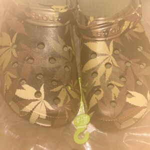 Crocs Clog - Brown Leaf Pattern